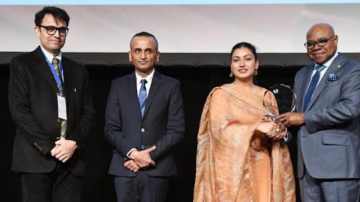 Anmol-Gagan-Maan-Honoured-With-women-Tourism-Minister-Of-The-Year-For-Playing-A-Commendable-Role-In-The-Field-Of-Tourism