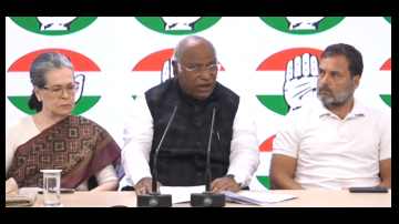 Live-Congress-Press-Conference-Pradhan-Kharge-Sonia-Gandhi-Rahul-Gandhi-Present